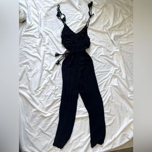Effortless Elegance: Elevate Your Style Game with this Chic Black Jumpsuit